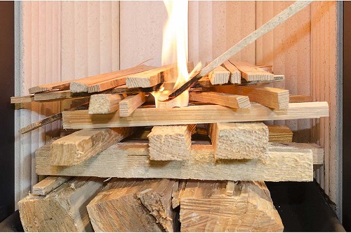 Zapálenie dreva v krbových kachliach